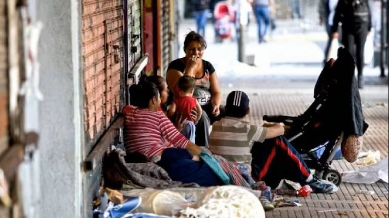 Indec: «Menos pobres, más dudas: el alivio social que no cierra»
