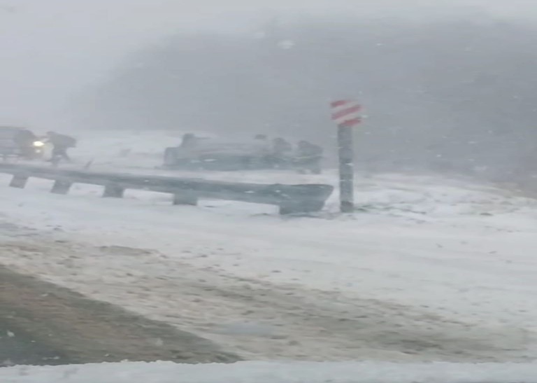 Nevadas azotan la Ruta 3 en Ushuaia: accidente vehicular deja tres heridos.