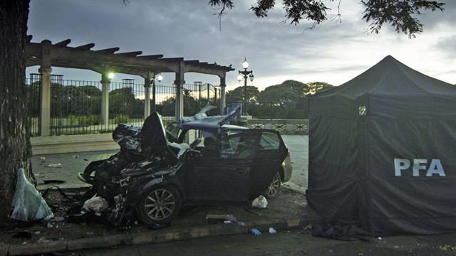 Un auto se estrelló contra un árbol en Puerto Madero: murieron tres personas. Foto: Télam