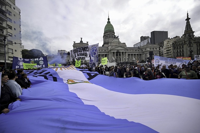 Jubilados y gremios de la CGT se movilizan al Congreso en la previa del paro general.