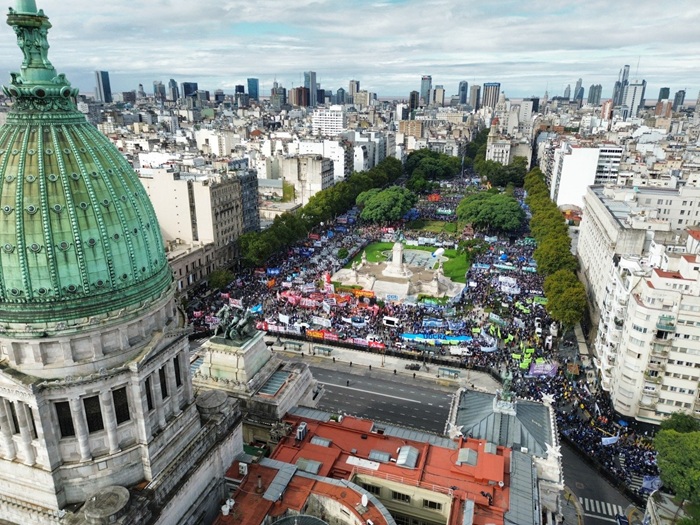 Masiva marcha de la CGT en apoyo a los jubilados en la previa del paro general.