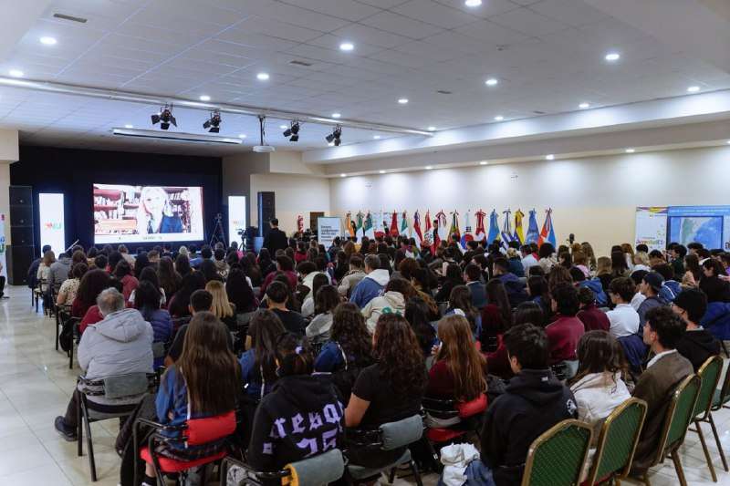 Estudiantes fueguinos dialogaron con embajadas extranjeras en el marco del Modelo de Naciones Unidas