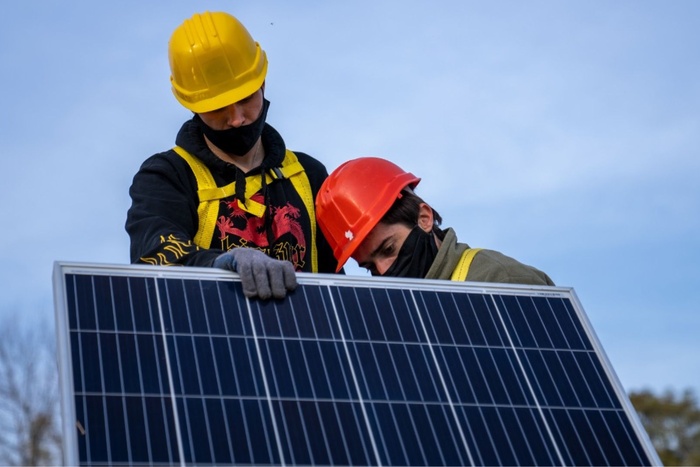 Argentina Desenchufa los Cargos Extra: ¿Avance energético o ilusión verde?