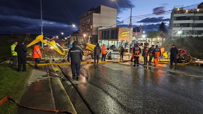  Los trabajos coordinados entre el municipio y organismos para la desobstrucción de la calle yaganes tras las crecidas.