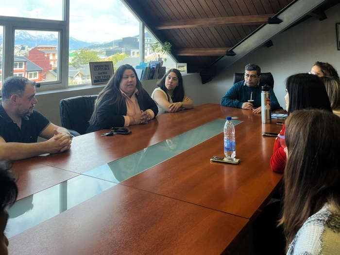 Firma de convenio entre la municipalidad de Ushuaia y el IPES Florentino Ameghino para prácticas profesionales rentadas.