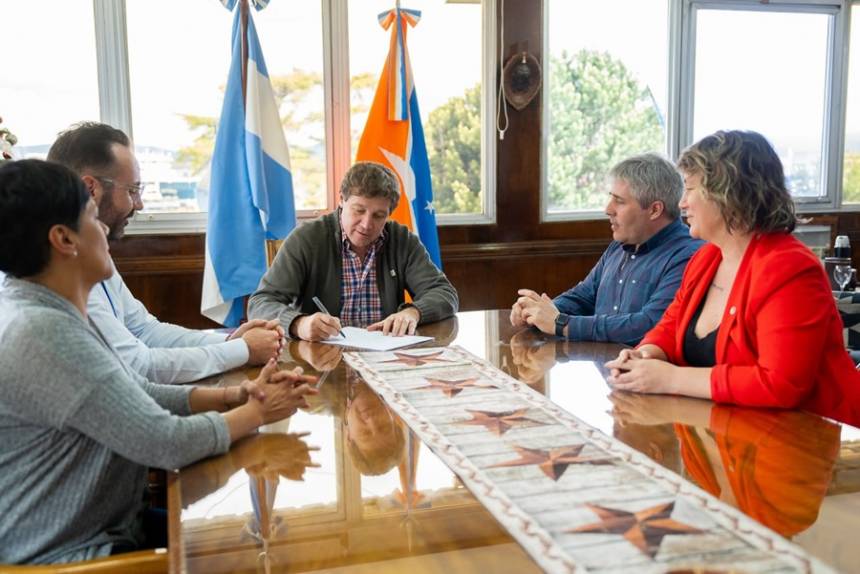 Gustavo Melella promulgó Ley de Acuicultura, que promueve el desarrollo sostenible mientras mantiene la vedaLey explícita a la salmonicultura industrial en el Canal Beagle