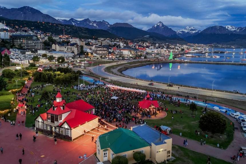 Ushuaia celebró el «Día Más Largo» con una multitudinaria jornada cultural en el Paseo de las Rosas