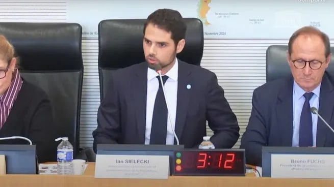 El embajador argentino en Francia frenó una audiencia al ver un mapa que mostraba a las Islas Malvinas como territorio británico.