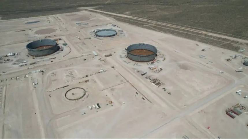 Los gigantes de Punta Colorada: así se construyen los tanques que marcarán la nueva era exportadora