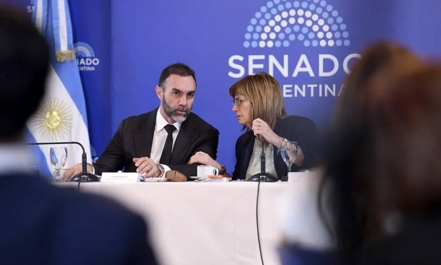 El oficialismo negocia el capítulo fiscal, el fin de la ultraactividad y el régimen de despidos. La votación en el Senado está prevista para este miércoles.