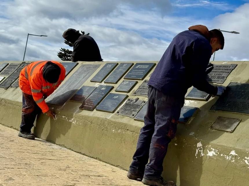 Puesta en valor de la Plaza Malvinas en Ushuaia: trabajos de restauración por deterioro y vandalismo