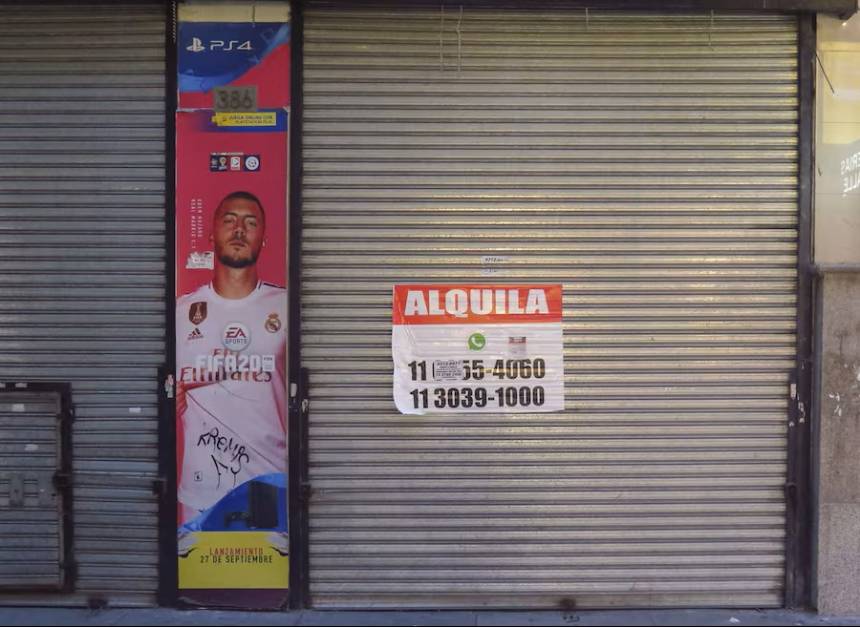 En venta, alquiler o solo con persianas bajas. Locales comerciales vacíos.