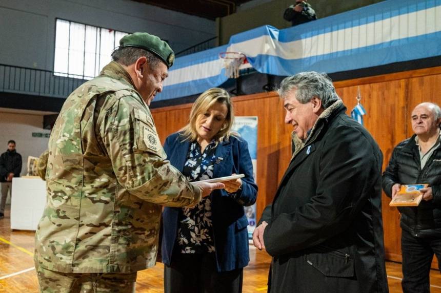 Ushuaia acompañó el 216° aniversario del Ejército con un emotivo reconocimiento a conscriptos de la clase 1961