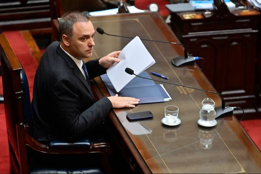 Ofensiva en el Senado: el peronismo presiona para interpelar a Manuel Adorni y busca el aval de la oposición