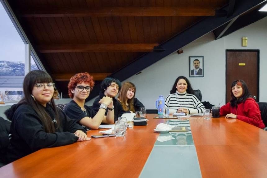 Yésica Garay, recibió a integrantes del Centro de Estudiantes del Centro Polivalente de Arte