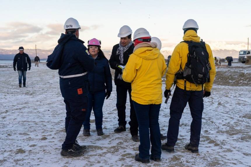 Ushuaia a oscuras y bajo cero: el Gobierno provincial «monitorea» una obra mientras la ciudad colapsa por falta de energía