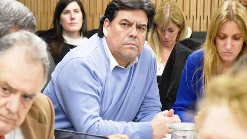Araujo cruzó a Milei por Malvinas y busca acorralar al oficialismo en el Congreso  
