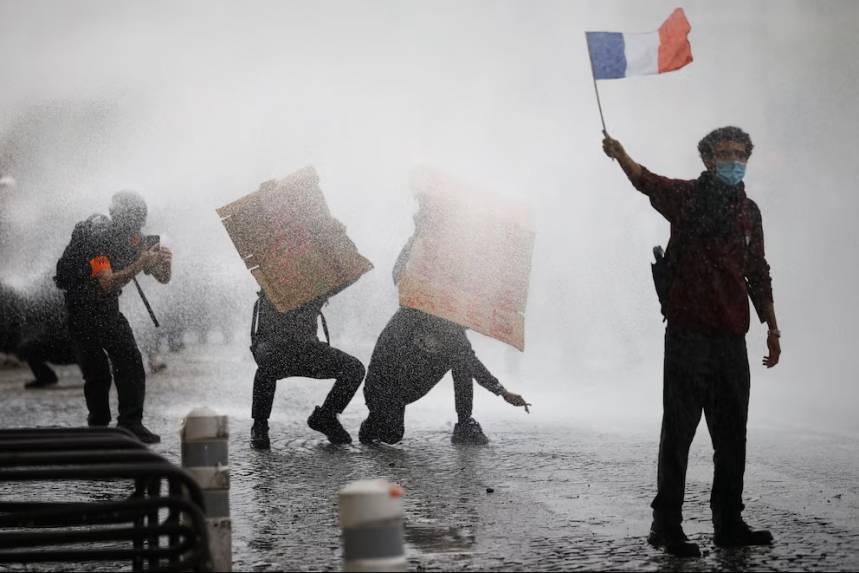 Crece la tensión en Francia: la protesta estudiantil escala y presiona al gobierno de Macron en pleno debate presupuestario