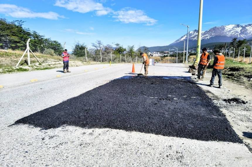  La Municipalidad de Ushuaia Realizó trabajo de bacheo y sellados de juntas en la calle héroes de Malvinas