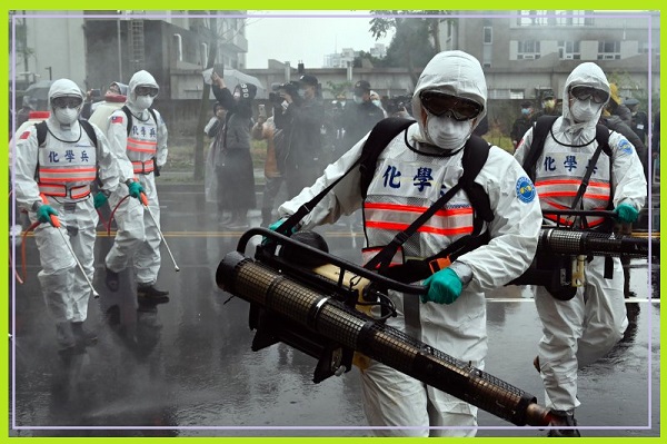 Soldados de las unidades químicas del ejército participan en un simulacro para evitar la propagación del coronavirus COVID-19, en el distrito de Xindian en Taiwán el 14 de marzo de 2020. Sam Yeh — AFP a través de Getty Images