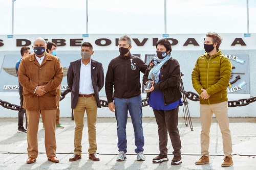 el acto del Día de la Soberanía Nacional que se realizó en el Monumento a los Héroes de Malvinas en la ciudad de Río Grande. Estuvieron presentes el Intendente Martín Pérez, integrantes del gabinete provincial, concejales, legisladores provinciales, autor