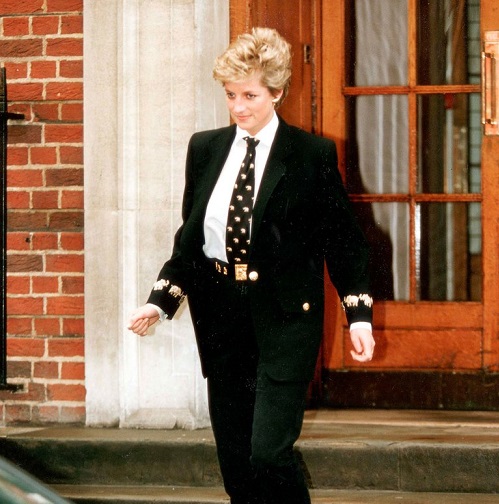 Diana en 1994, a su salida del hospital St. Marys. Era un icono de la moda y decidió retar a las revistas con atuendos masculinos, que también lograron ser tendencia 