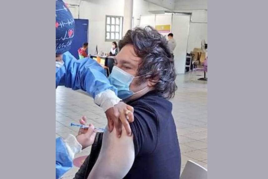 Estallaron las redes en cargadas al libertario Javier Milei se terminó vacunando