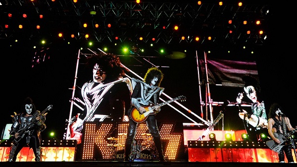 El mismo día en que los fans de Queen lloraban la muerte de Freddie Mercury, sus rivales locales de antaño, los seguidores de Kiss, también vivían una jornada de duelo por la pérdida de Eric Carr.