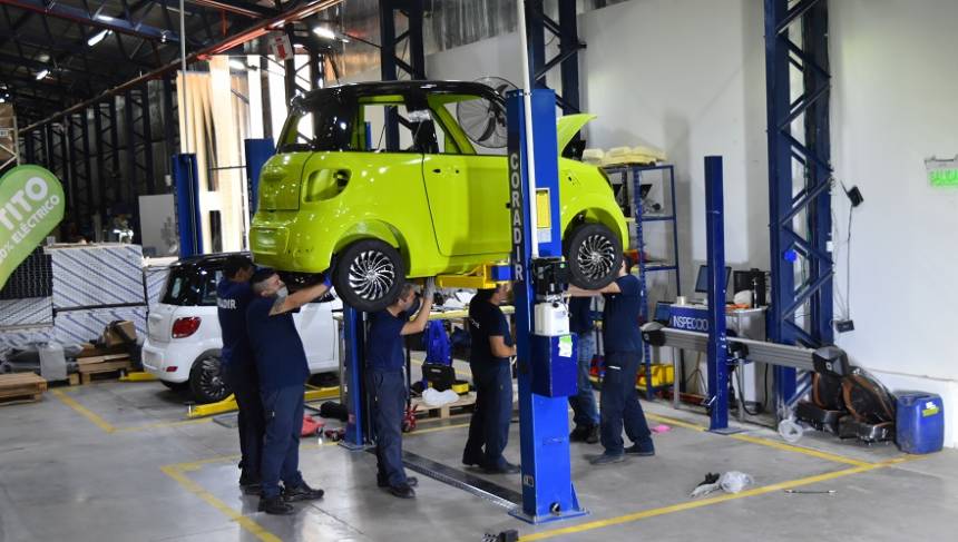 El auto eléctrico nacional ya está en fase de producción en la planta de Coradir, en San Luis