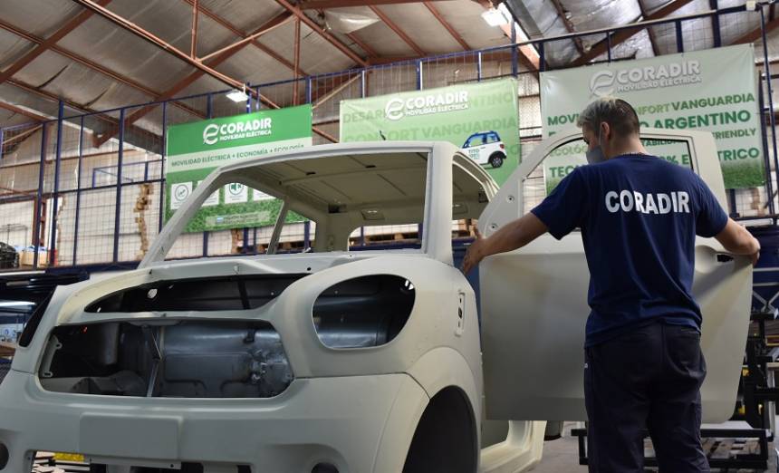 El auto eléctrico nacional ya está en fase de producción en la planta de Coradir, en San Luis