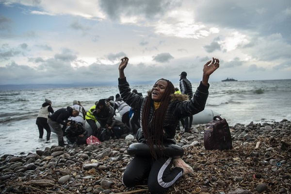 Migrantes africanos tras su llegada a la isla de Lesbos, en Grecia, desde Turquía