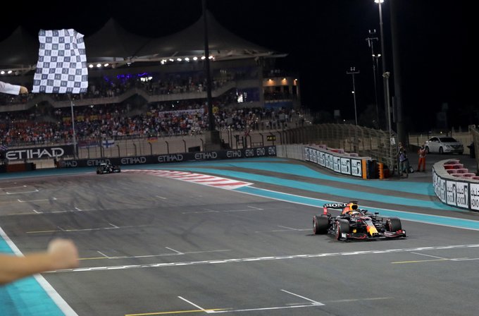 Max Verstappen se alza con el título de la Fórmula 1
