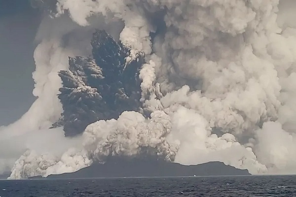 Impresionante erupción de volcán en Tonga así se vio desde el espacio