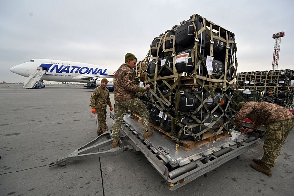  Soldados ucranians desembarcan material bélico estadounidense en el aeropuerto de Kiev.. Imagen: AFP