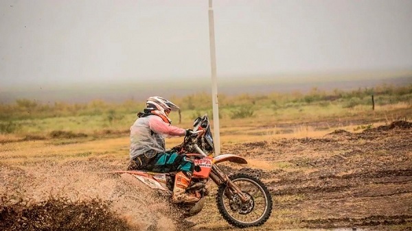  La lluvia cambió la etapa 6 del SARR 2022 que unió 25 de Mayo, La Pampa, con Villa Regina en Río Negro. Foto: IG@southamericanrallyrace Credito @lucho_schiffer