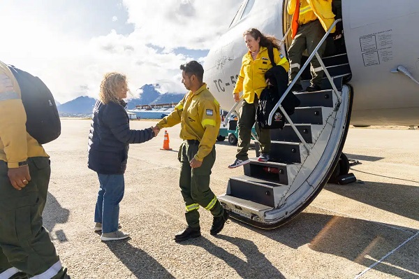 Arribaron a la provincia brigadistas nacionales para sumarse a la lucha contra el incendio en la Reserva Corazón de la Isla