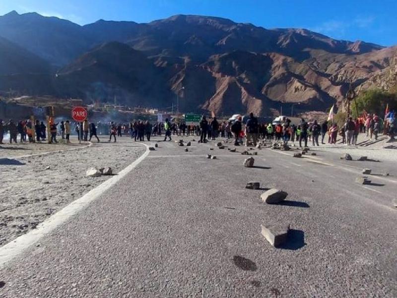 Represión policial en Jujuy por las protestas en rutas contra la reforma constitucional provincial