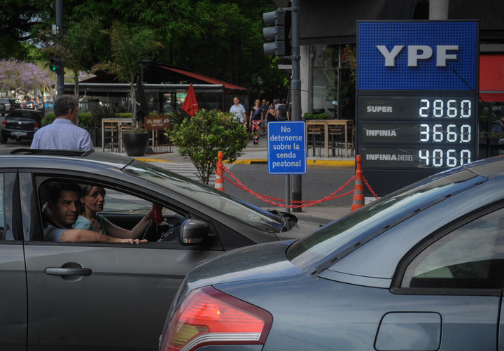 En el ACA de Palermo también se vieron filas para repostar. Foto Federico Lopez Claro