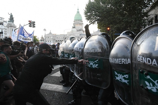 Urgente La gendarmería nacional le pega a los jubilados vergüenza nacional