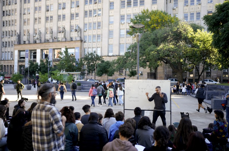Clase abierta frente a la Facultad de Medicina de la UBA.