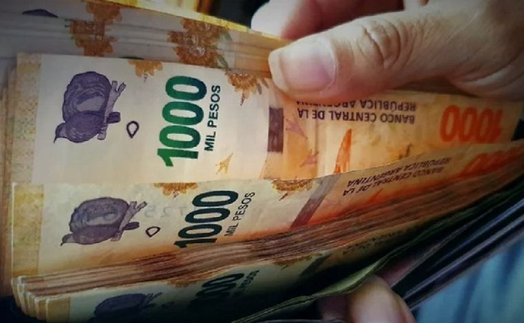 Pagarán en cuatro cuotas el aumento del 15% del salario mínimo. (Foto: NA)