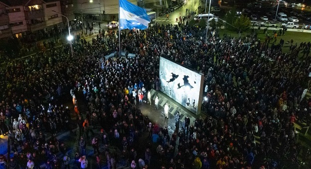 En Ushuaia, se centró en la Plaza Islas Malvinas. Vicegobernadora, Mónica Urquiza, junto al intendente de la ciudad, Walter Vuoto, acompañaron a la comunidad y en especial a ex combatientes para rendirles homenaje y reafirmar el compromiso con nuestra sob