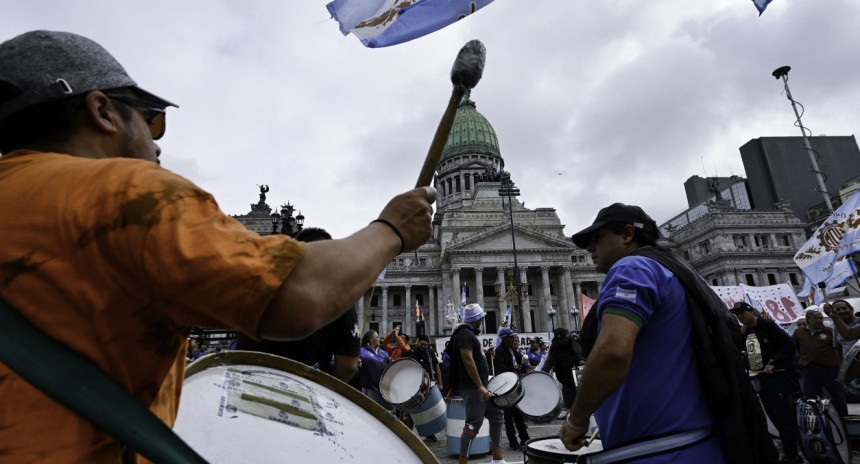 Jubilados y gremios de la CGT se movilizan al Congreso en la previa del paro general.
