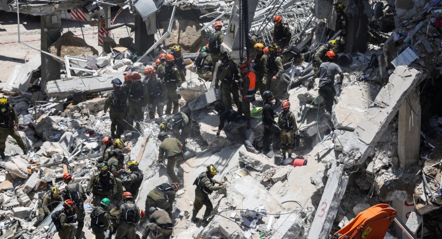   Consecuencias de los ataques iraníes en Israel. Foto: Reuters/Ronen Zvulun.