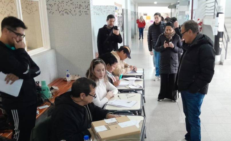 El ex Vicegobernador Gustavo Mac Karty a pesar de que un fiscal tratara de impedir su voto, realizo el acto eleccionario en la escuela N.º 7721