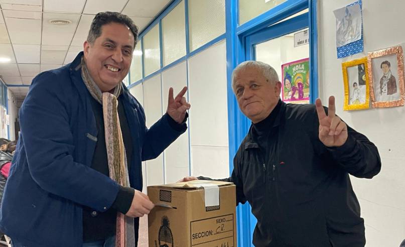  En la misma ciudad, el precandidato Ariel Gamboa votó en la Escuela Nº 161.