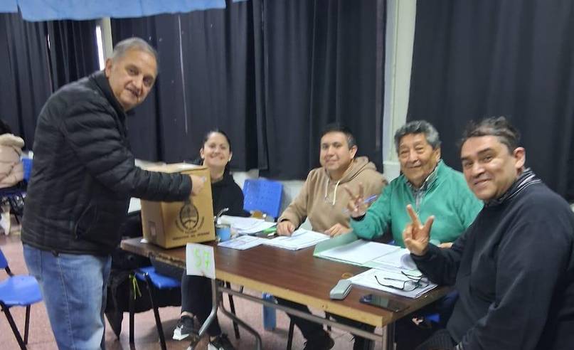 El senador Nacional, Carlos Linares se acercó a la escuela Nº 143 donde al término de votar comento 