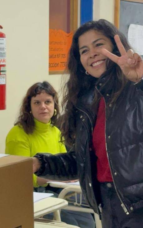 En Trevelin, la precandidata Araceli Painenao realizo su votación en la escuela Nº 705.