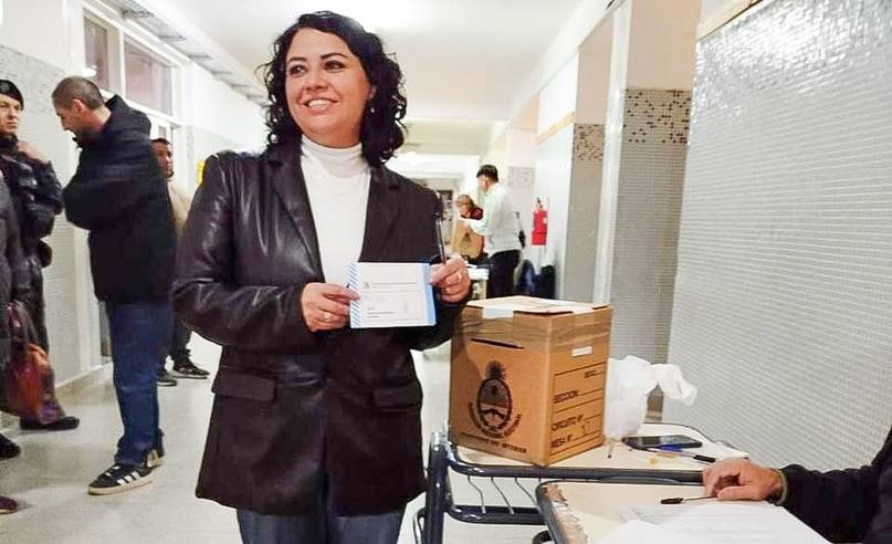 La precandidata Lorena Elisaincín realizó su sufragio esta mañana en la escuela Nº 7721 de Trelew   