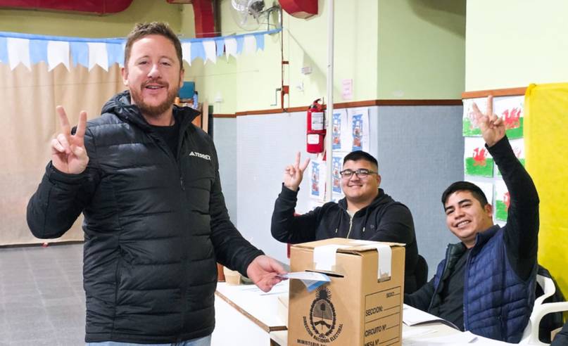 El precandidato a diputado nacional por el Frente Unidos Podemos, Dante Bowen, emitió su voto en el marco de las elecciones internas que se celebran este domingo en toda la provincia del Chubut. Lo hizo en horas de la mañana en el Jardín N° 432 de la loca